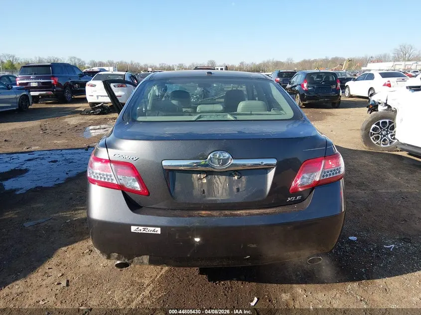 2011 TOYOTA CAMRY XLE V6