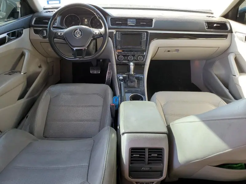 2019 VOLKSWAGEN PASSAT SE R-LINE  