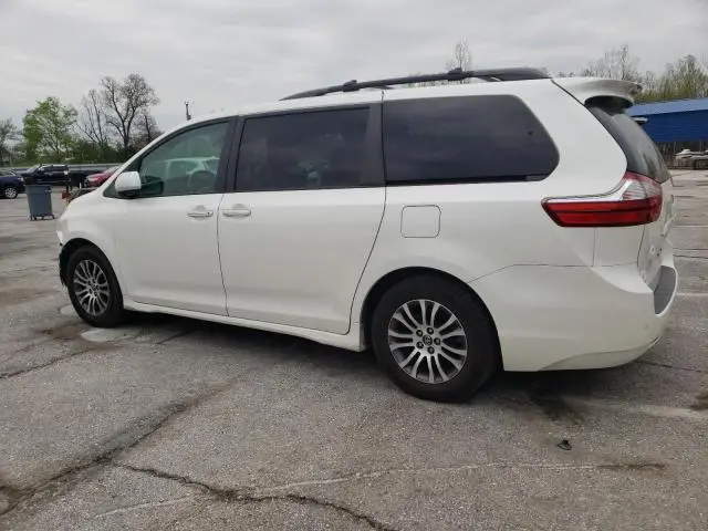2019 TOYOTA SIENNA XLE  