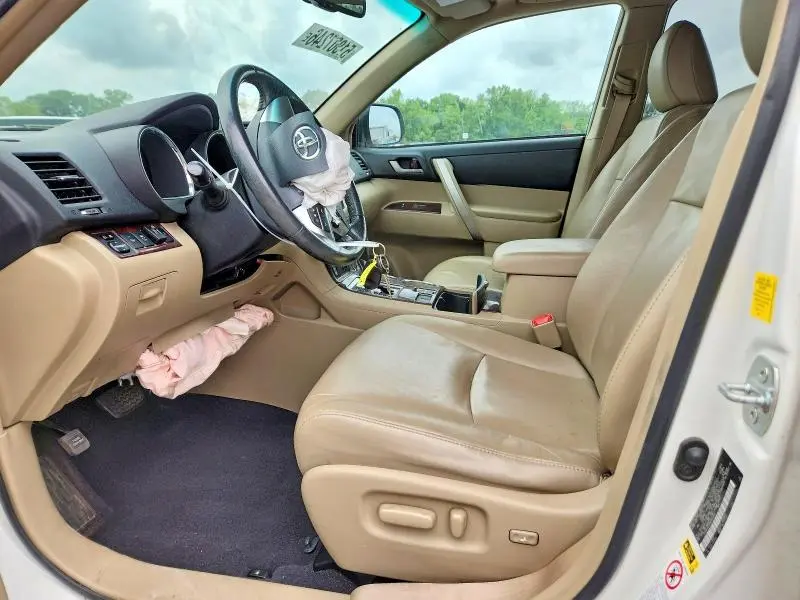 2011 TOYOTA HIGHLANDER SE  