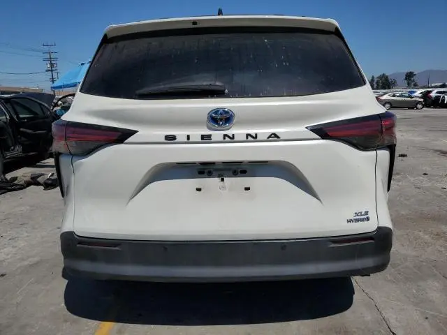 2021 TOYOTA SIENNA XLE  