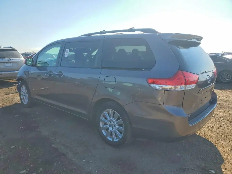 2014 TOYOTA SIENNA LE  