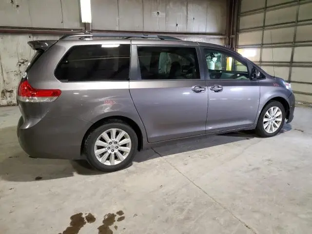 2013 TOYOTA SIENNA XLE  