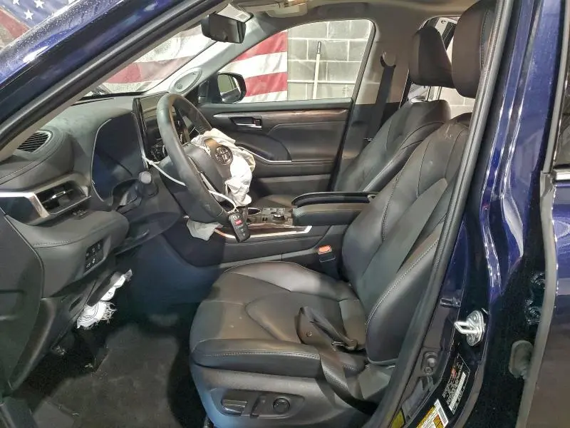 2024 TOYOTA HIGHLANDER LE  