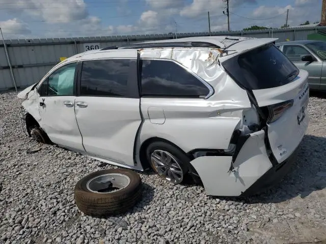 2025 TOYOTA SIENNA XLE  