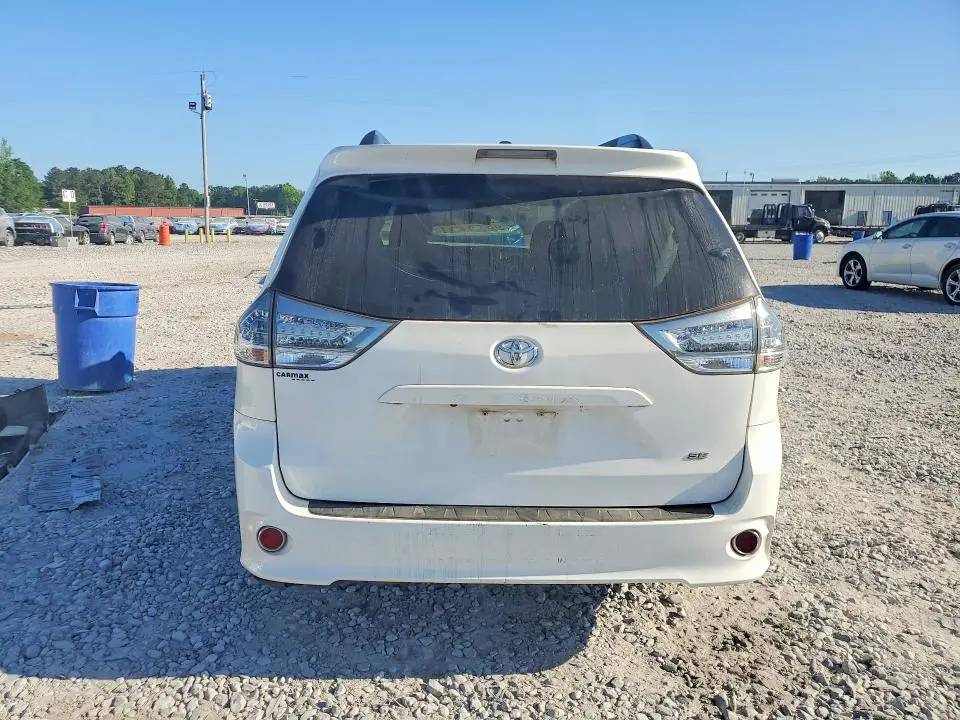 2017 TOYOTA SIENNA SE  