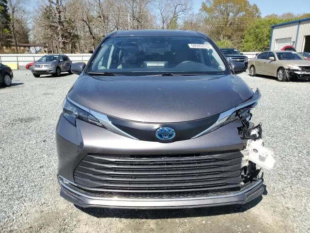 2024 TOYOTA SIENNA XLE  