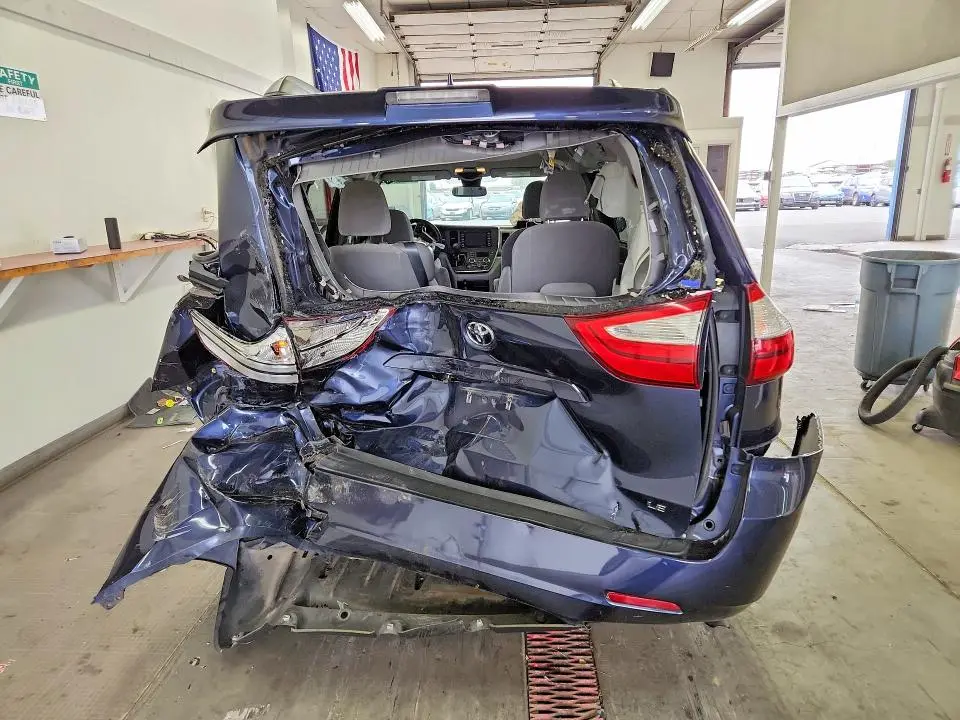 2018 TOYOTA SIENNA LE  
