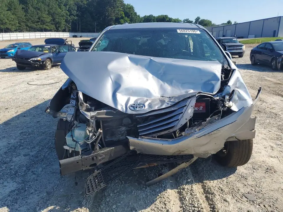 2017 TOYOTA SIENNA XLE PREMIUM 8-PASSENGER  