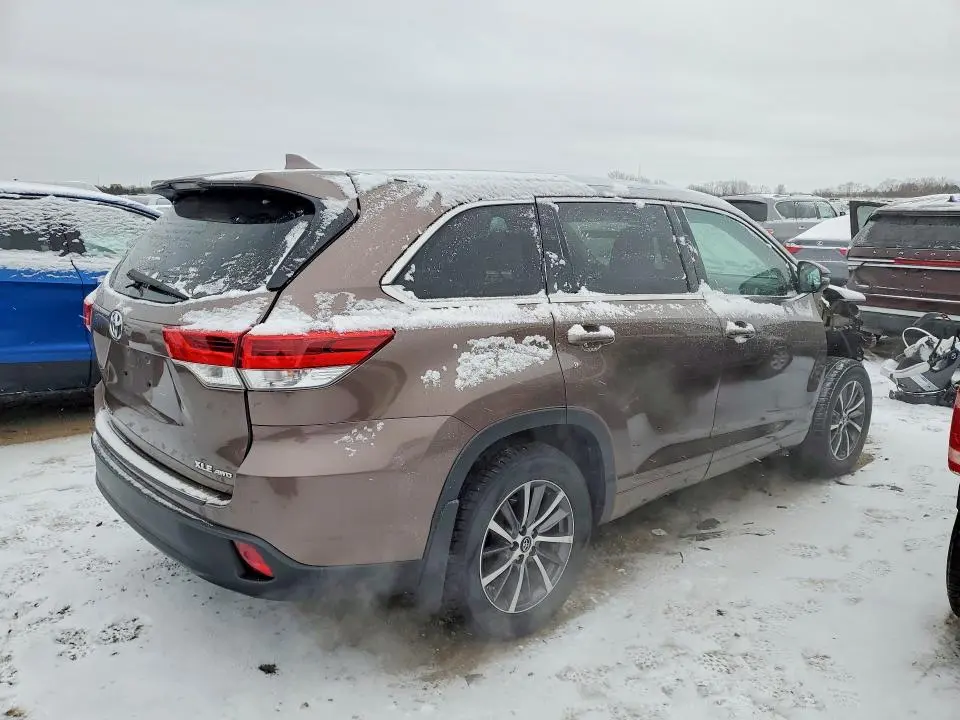 2017 TOYOTA HIGHLANDER SE  