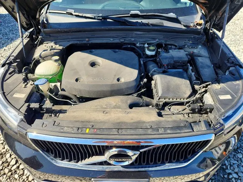 2019 VOLVO XC40 T5 MOMENTUM  
