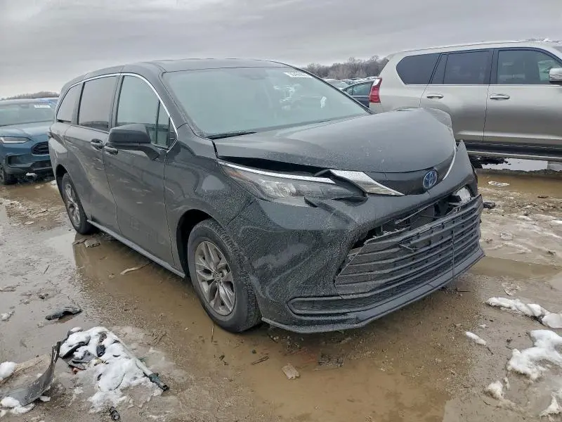 2024 TOYOTA SIENNA LE  