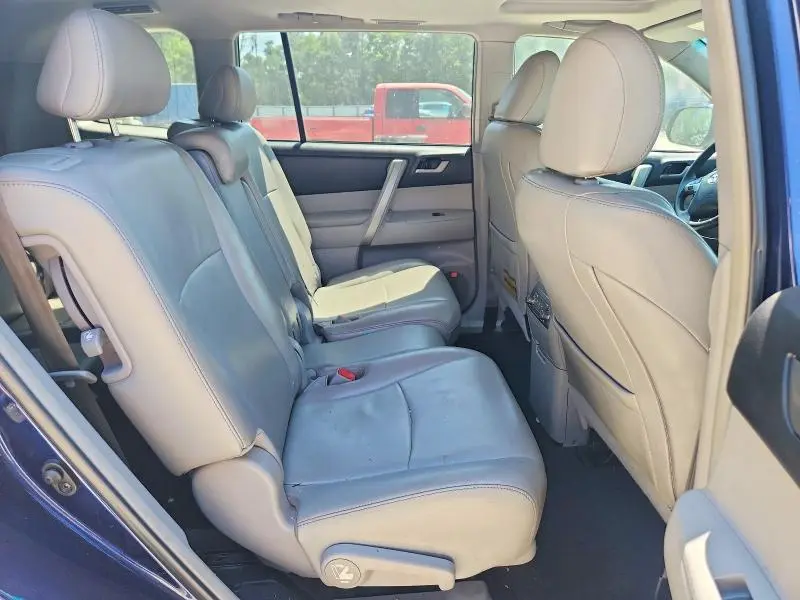 2012 TOYOTA HIGHLANDER SE  