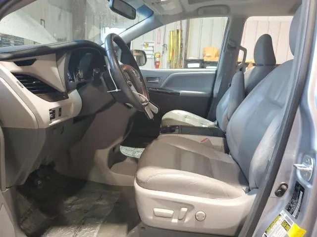 2017 TOYOTA SIENNA XLE  