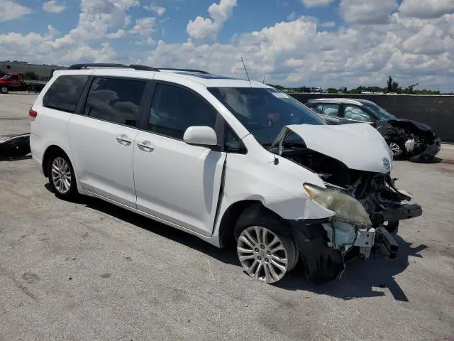 2014 TOYOTA SIENNA XLE  