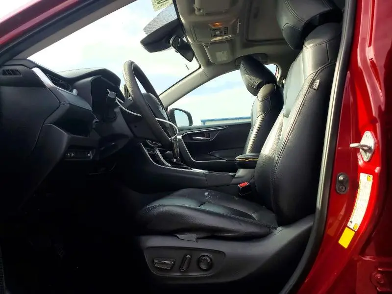 2021 TOYOTA RAV4 XLE  