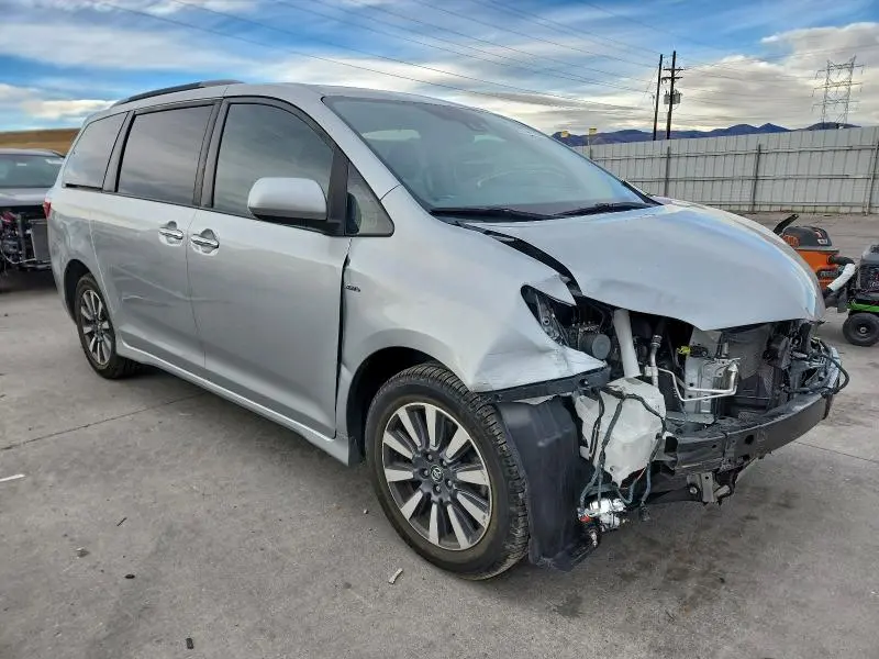2020 TOYOTA SIENNA XLE  