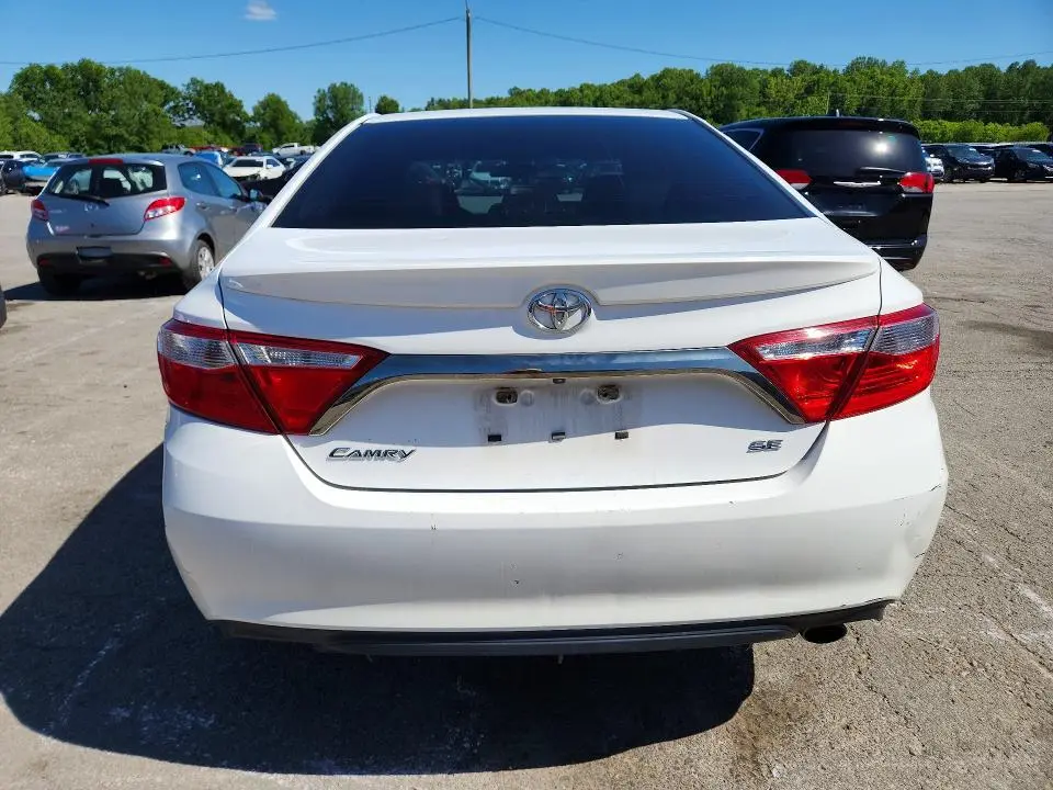 2015 TOYOTA CAMRY SE  