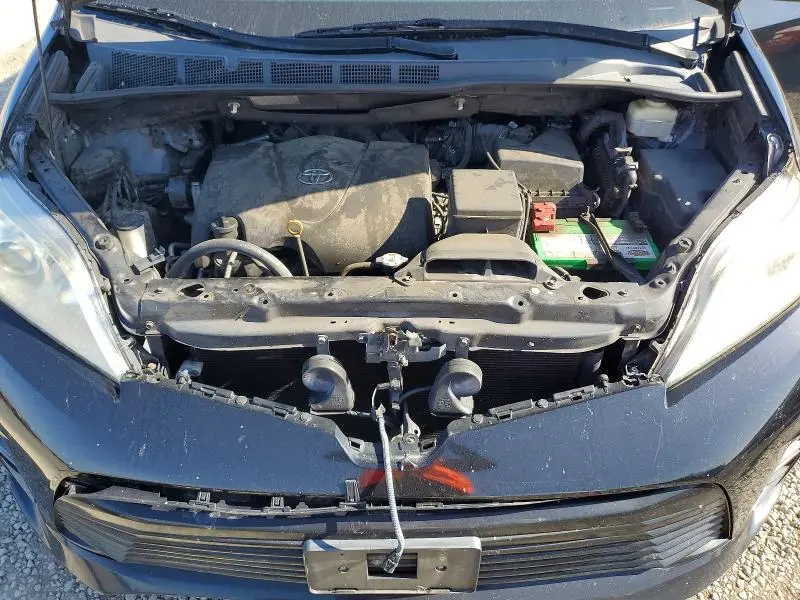 2018 TOYOTA SIENNA LE  