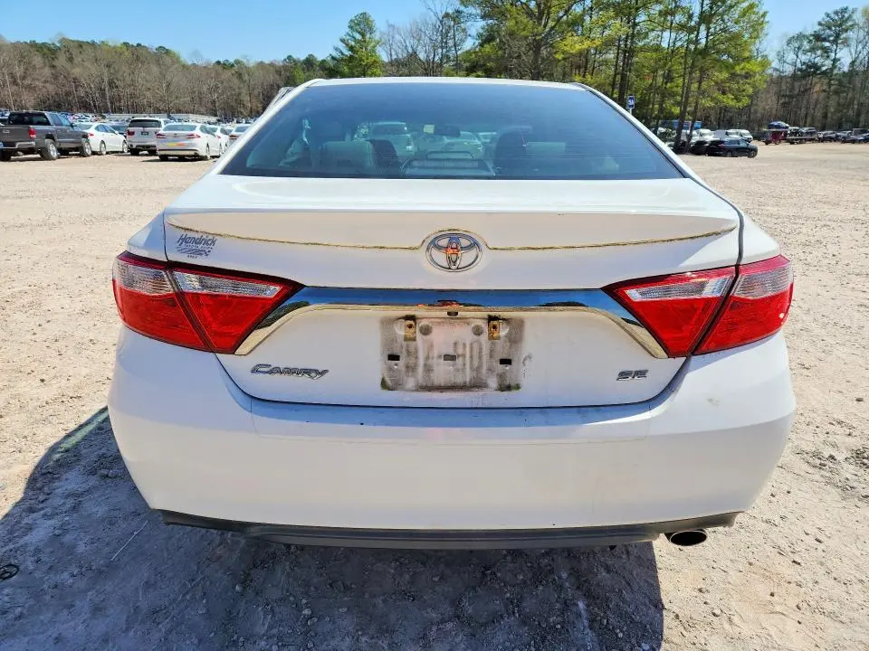 2016 TOYOTA CAMRY SE  