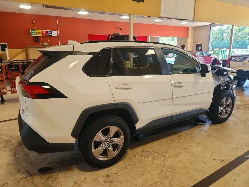 2022 TOYOTA RAV4 XLE  