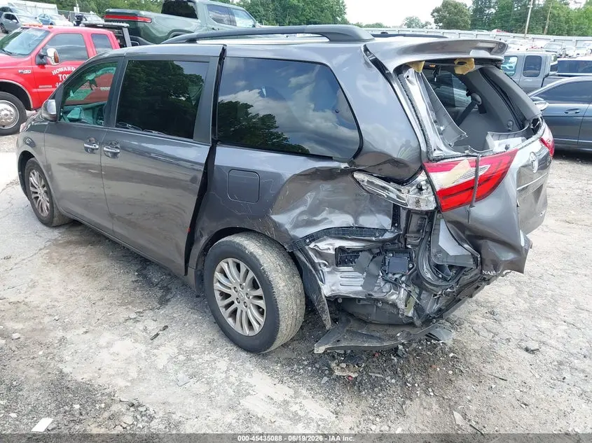 2017 TOYOTA SIENNA XLE 8 PASSENGER