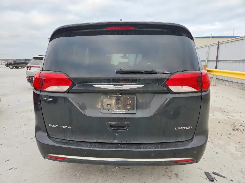 2017 CHRYSLER PACIFICA LIMITED  