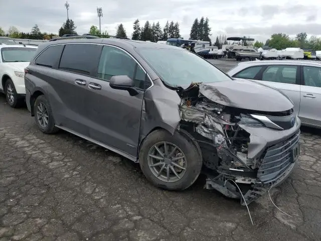2021 TOYOTA SIENNA XLE