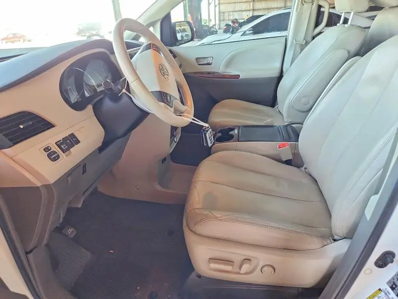 2014 TOYOTA SIENNA XLE 8-PASSENGER  