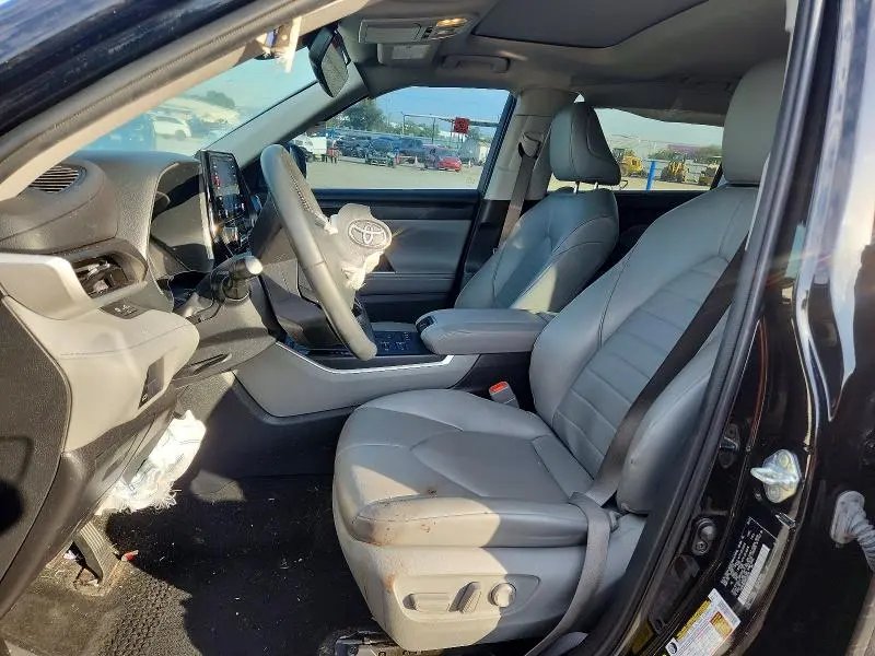 2022 TOYOTA HIGHLANDER XLE  