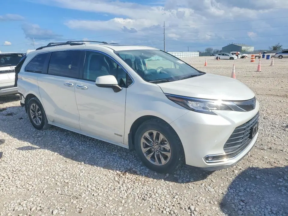 2021 TOYOTA SIENNA XLE  