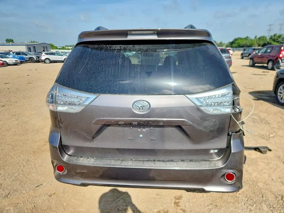 2017 TOYOTA SIENNA SE  