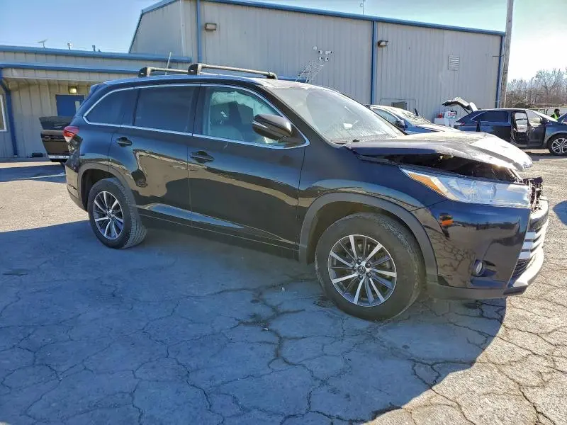 2017 TOYOTA HIGHLANDER SE  