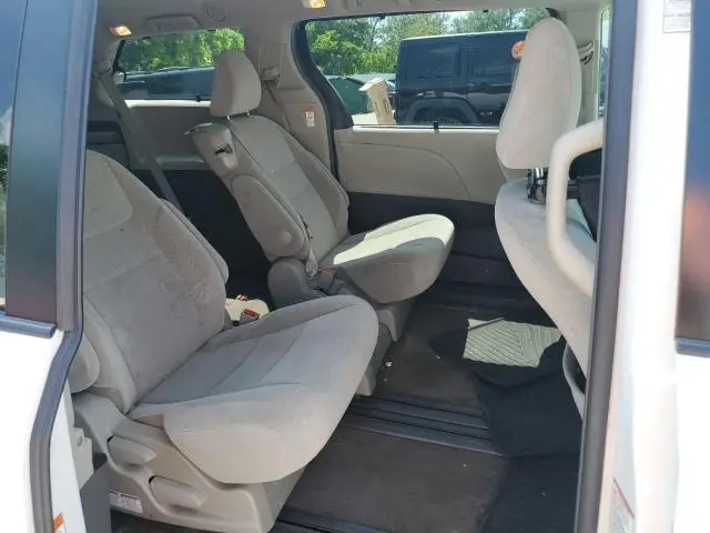 2016 TOYOTA SIENNA LE  