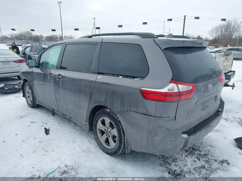 2019 TOYOTA SIENNA LE 8 PASSENGER