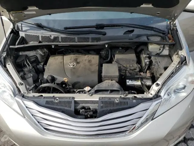 2017 TOYOTA SIENNA XLE  