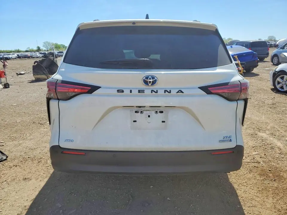 2021 TOYOTA SIENNA XLE  