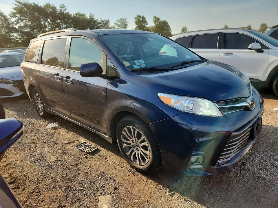 2019 TOYOTA SIENNA XLE 8-PASSENGER  