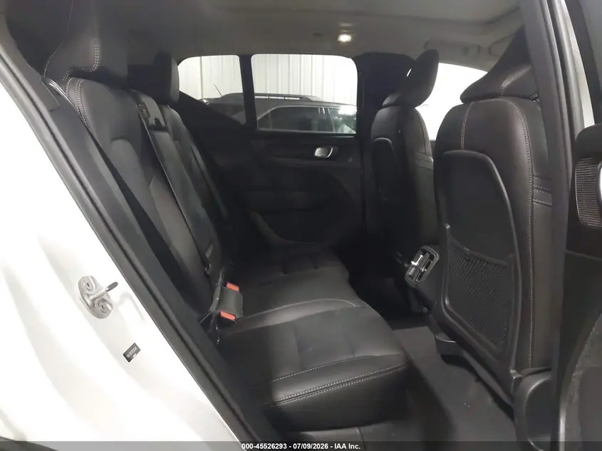 2024 VOLVO XC40 B5 ULTIMATE BRIGHT THEME
