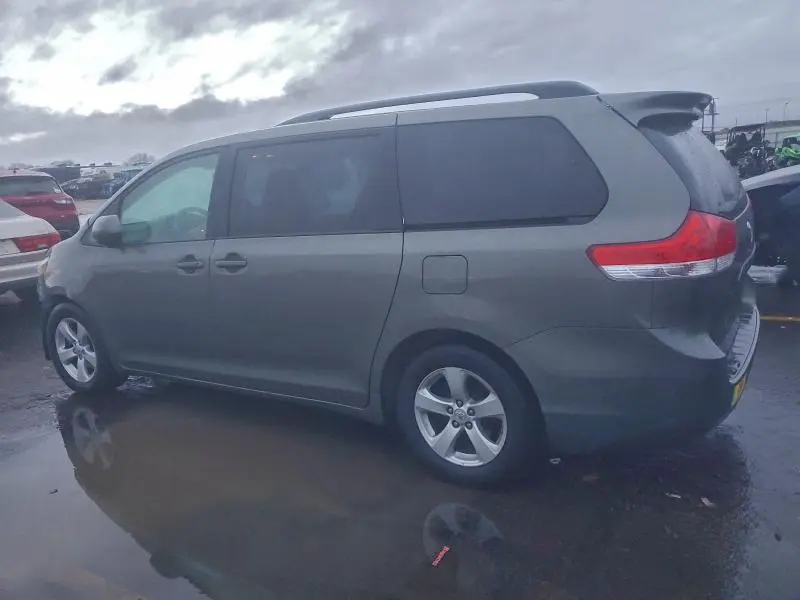 2011 TOYOTA SIENNA LE  