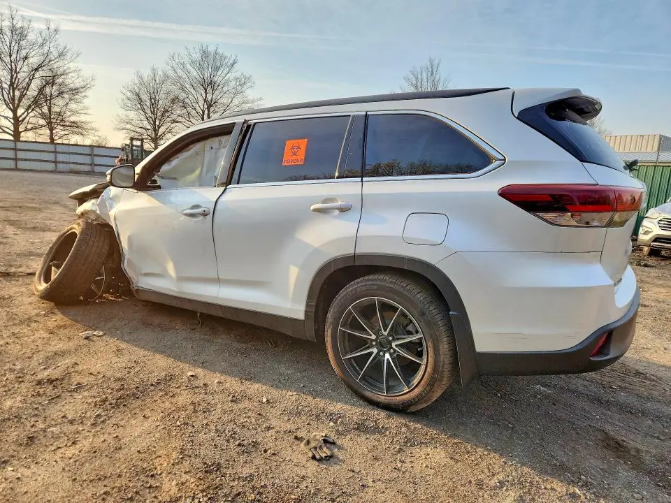 2019 TOYOTA HIGHLANDER SE  