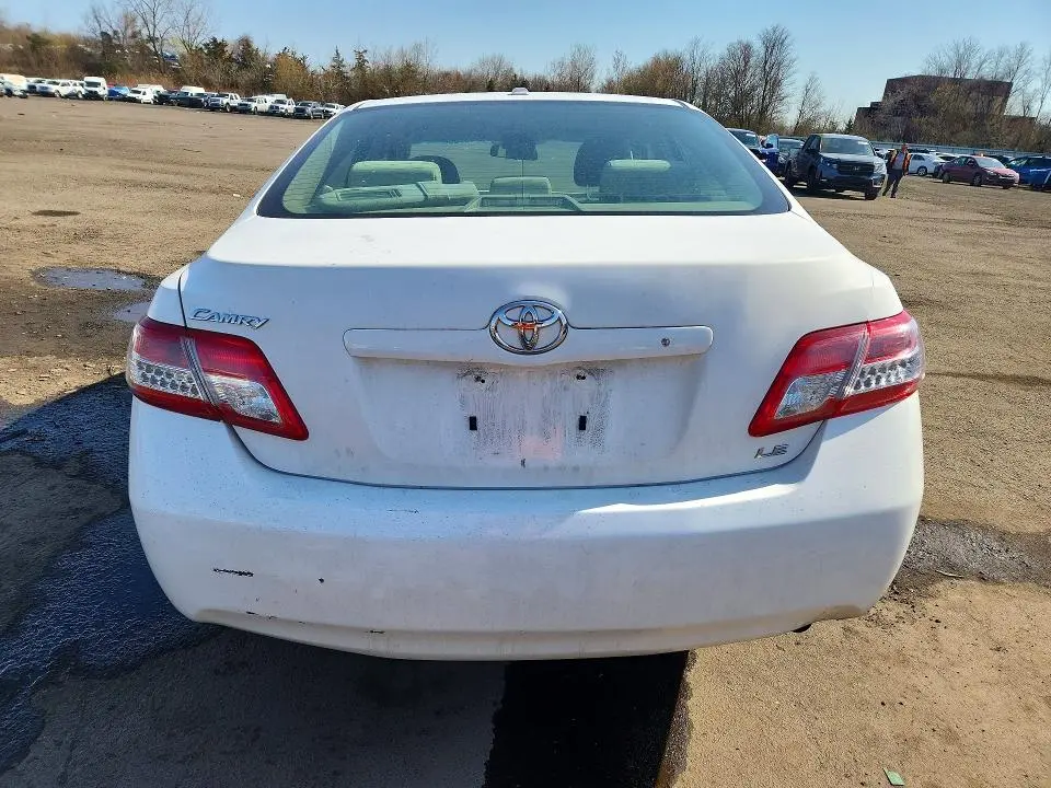 2011 TOYOTA CAMRY LE  