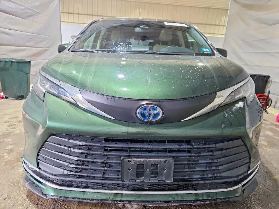 2021 TOYOTA SIENNA   