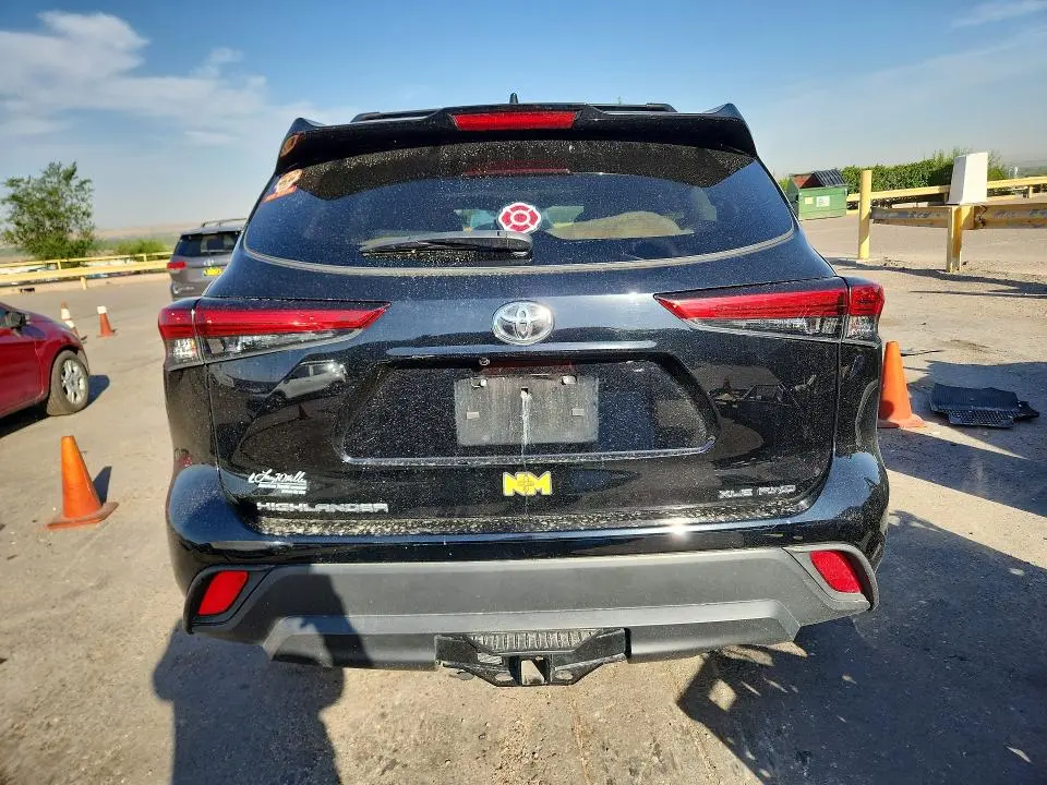 2022 TOYOTA HIGHLANDER XLE  