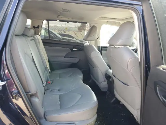 2022 TOYOTA HIGHLANDER XLE  