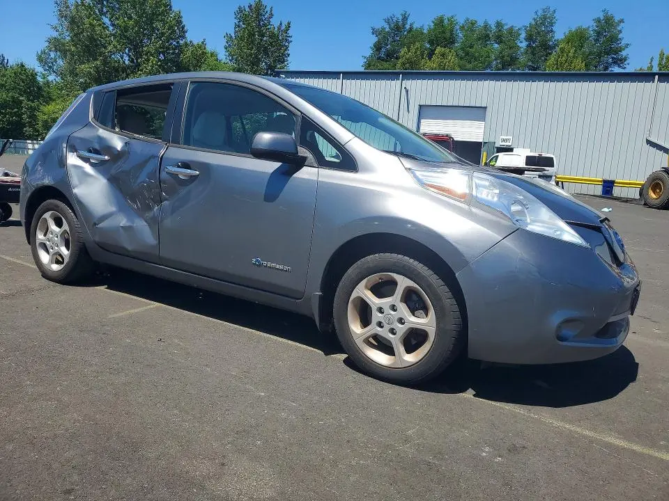 2015 NISSAN LEAF SV  