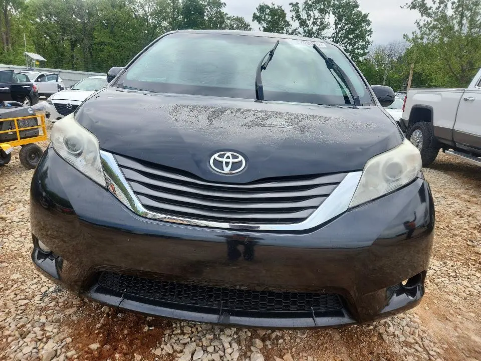 2014 TOYOTA SIENNA XLE 8-PASSENGER  