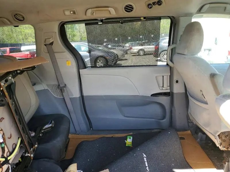 2011 TOYOTA SIENNA LE 8-PASSENGER  