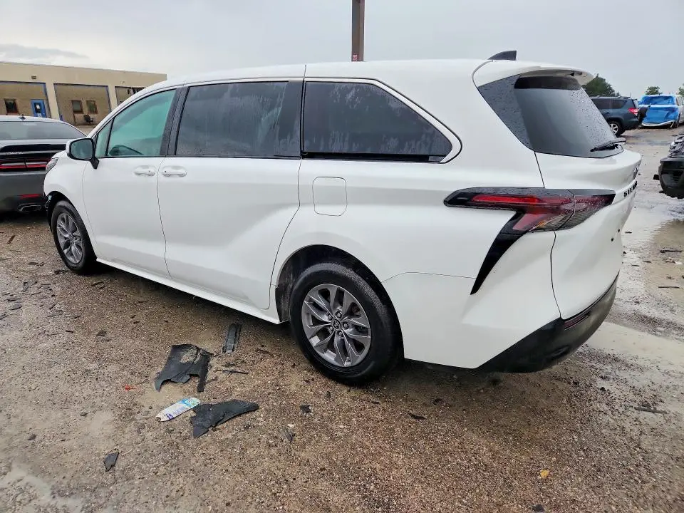 2024 TOYOTA SIENNA LE  