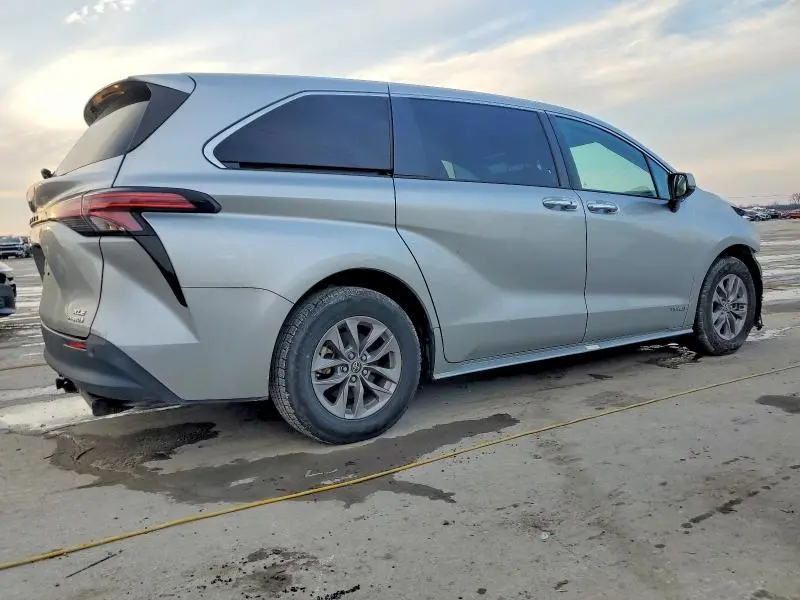 2021 TOYOTA SIENNA XLE  